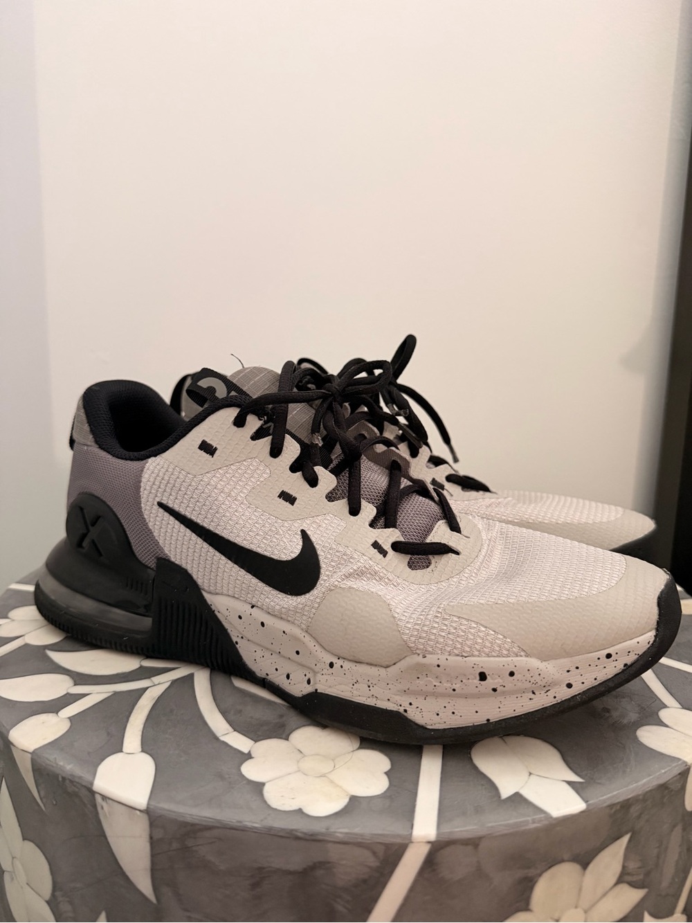 Nike Men’s Light Gray and Black Low-Top Athletic Sneakers